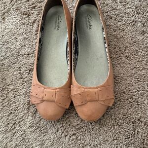 Clarks Women's Brown Flats with Bow Accent - Sz 10